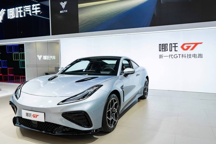 东莞201哪吒汽车在智能汽车领域的表现，领途汽车在新能源汽车市场中的影响力